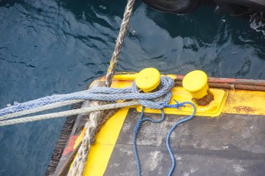 Mavi halatlar için sarı sınır elemanları bağlanmış