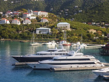 İki lüks yatların st thomas Sahili üzerinde