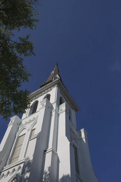 Le clocher de l'église blanche s'élève vers un ciel bleu clair — Photo