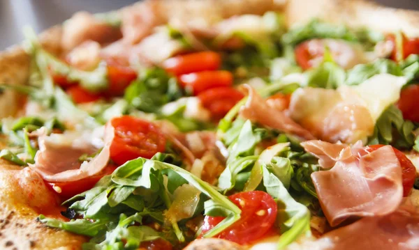 Fresh Arugula and Tomato Pizza — Stock Photo, Image