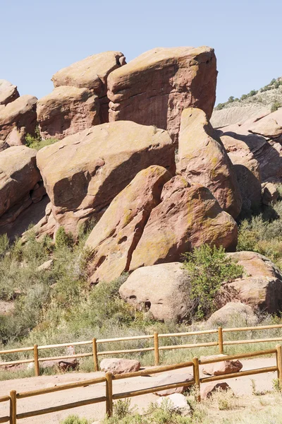 Red Rocks Over Split Rail Fence — Stock Photo, Image