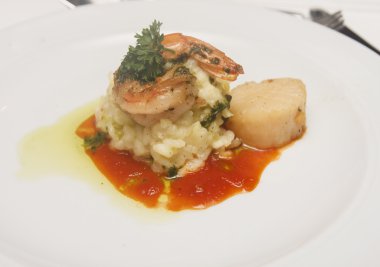 Deniz ürünleri karides ve tarak risotto