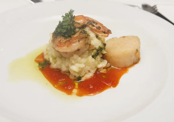 Zeevruchten risotto met garnalen en mantel — Stockfoto