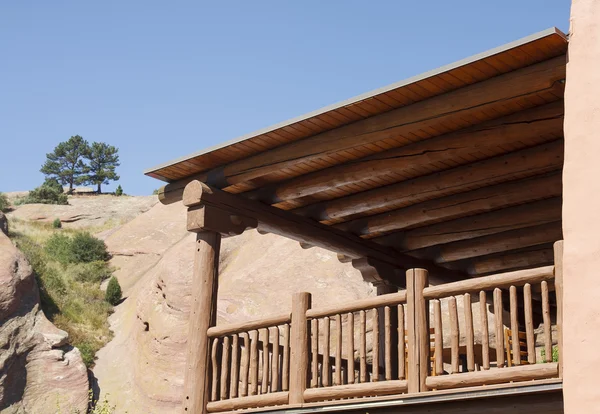 Adobe Building vicino a rocce rosse con portico in legno — Foto Stock