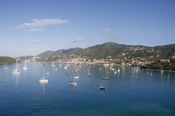 De nombreux yachts et voiliers dans une belle baie bleue — Photo