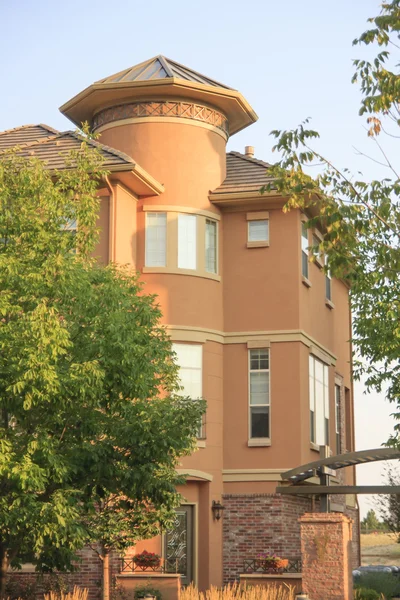 Brown Stucco Turret on Modern Condo — Stock Photo, Image