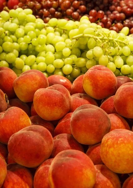 Persikor och druvor på marknaden — Stockfoto