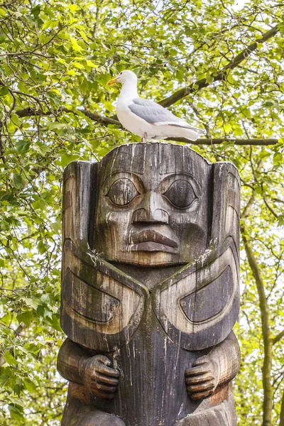 Seagull op inuit standbeeld in seattle park — Stockfoto