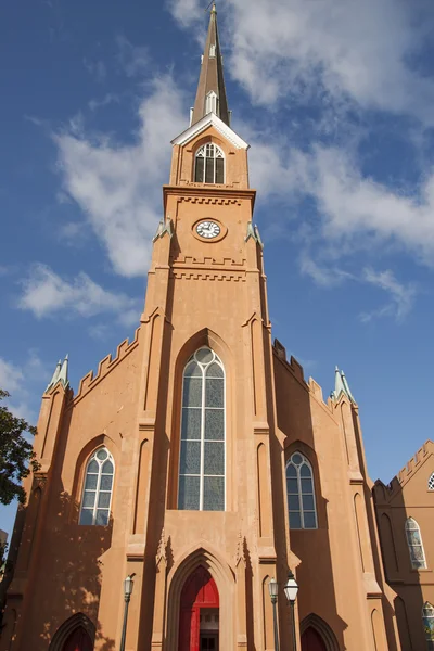 Массовая лютеранская церковь взлетает в небо — стоковое фото