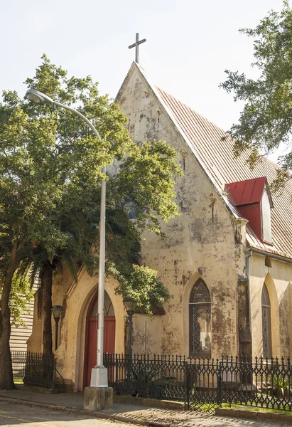 Vieille église brune avec porte rouge — Photo