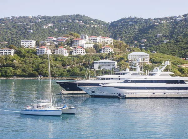 Due yacht e barca pontone — Foto Stock