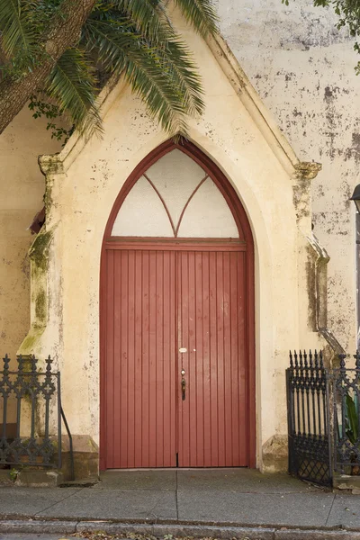 Porte rouge dans la vieille église luthérienne — Photo
