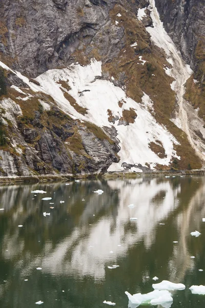 Rocas nevadas por Calm Alaska Water — Foto de Stock