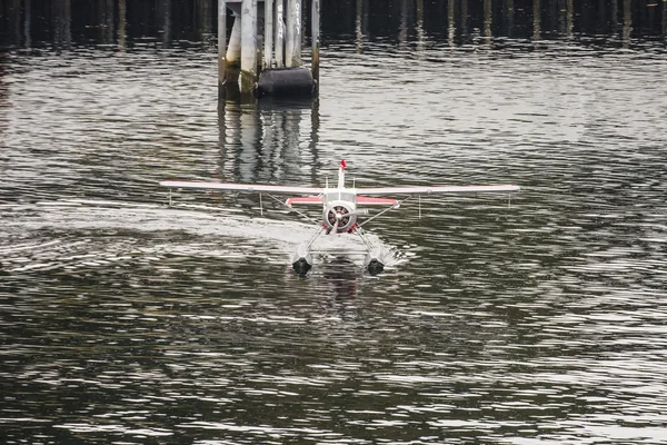 从前面滑行的水上飞机 — 图库照片