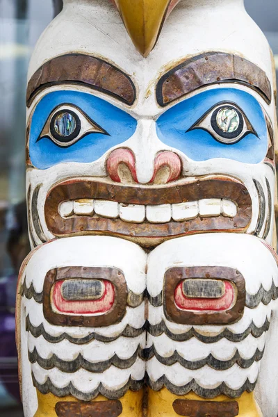 Farbenfrohes Inuit-Totem in alaska — Stockfoto