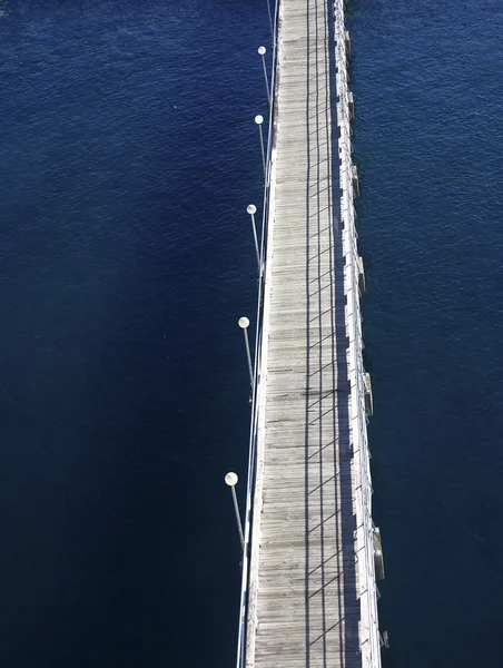 深い青色の水の上のコンクリート橋脚 — ストック写真