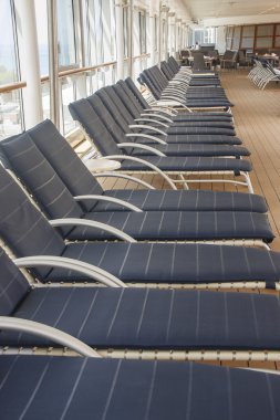 cruise güvertede çizgileri mavi chaise salonları