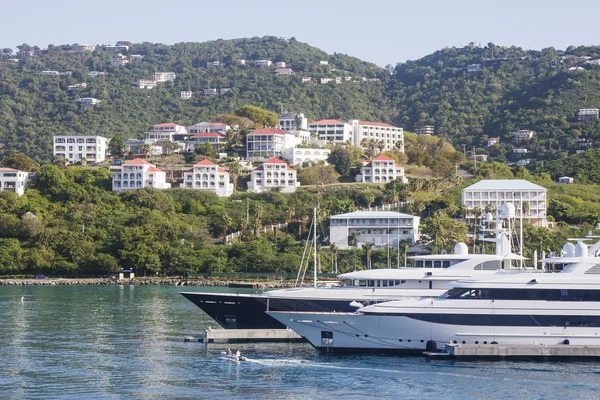 Deux yachts sous les maisons tropicales — Photo