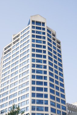 modern otel kule mavi gökyüzü altında