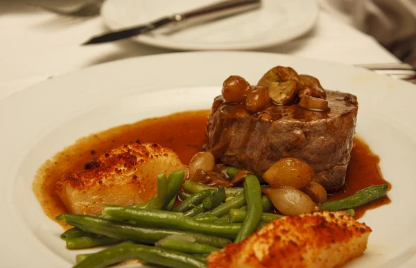 Steak mit grünen Bohnen und Kartoffeln — Stockfoto