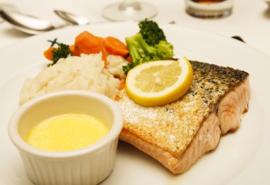 eritilmiş tereyağı ile broiled salmon