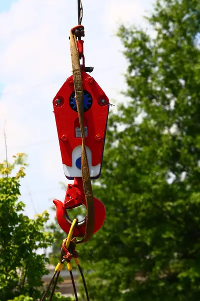 Crochet rouge sur câble de grue — Photo