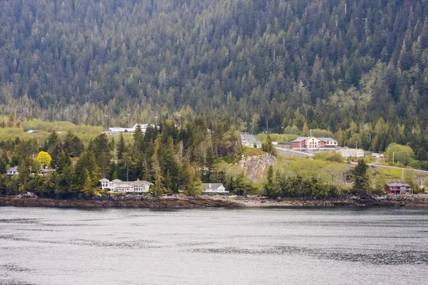 Häuser entlang der alaskanischen Küste — Stockfoto