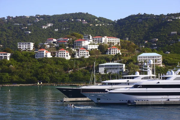 Two Yachts Beneath Tropical Homes — Stock Photo, Image