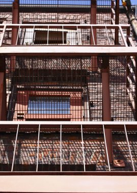 kırmızı tuğla artan yangın merdiveni