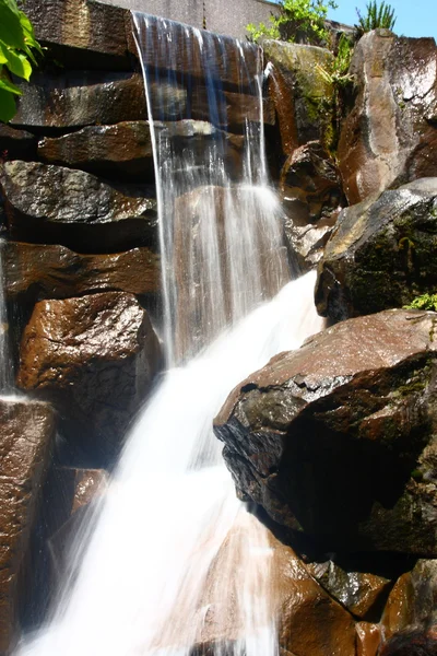 瀑布流水般的岩石 — 图库照片