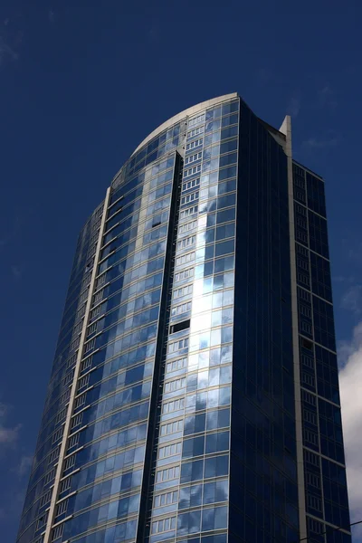 Torre dell'ufficio che riflette cielo e nuvole — Foto Stock