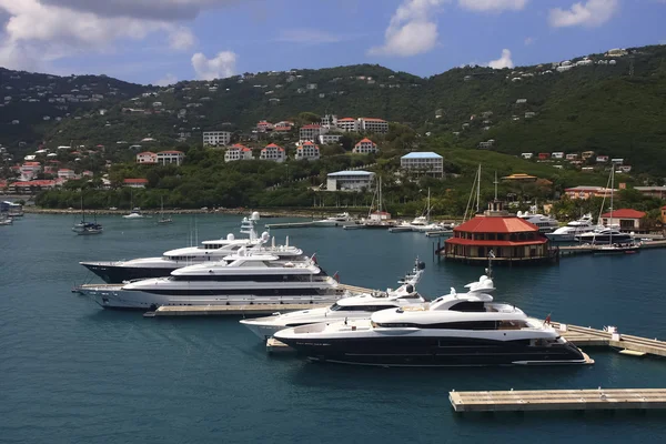 Drie luxe yacths op st thomas pier — Stockfoto