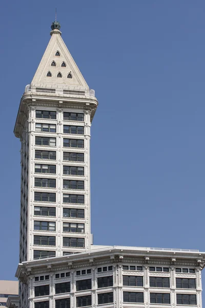 Белая бетонная офисная башня с пирамидальной крышей — стоковое фото