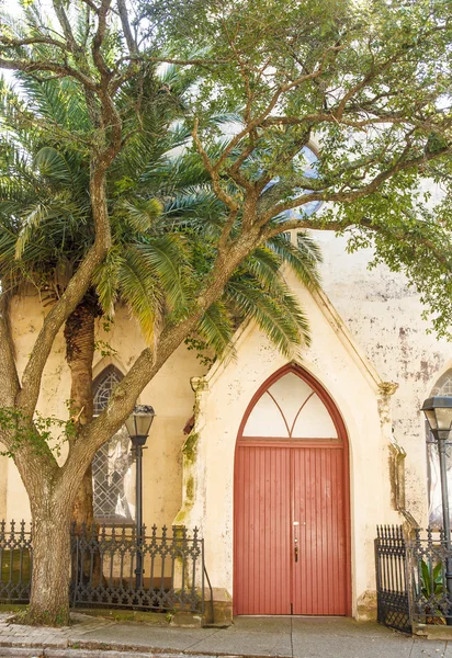 Κόκκινη πόρτα στην παλιά λουθηρανική εκκλησία — Φωτογραφία Αρχείου