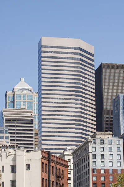 Edifício de tijolo velho clássico em Seattle entre arranha-céus modernos — Fotografia de Stock