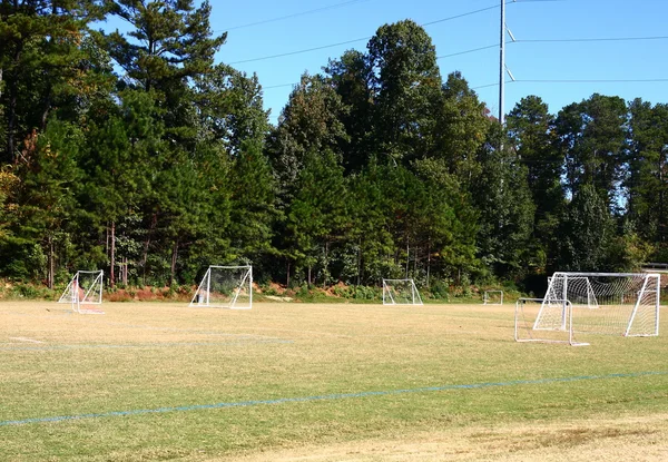 多くの目標とサッカー場 — ストック写真