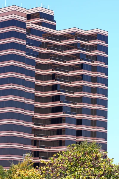 Hnědé pruhované výšková budova s úhly — Stock fotografie
