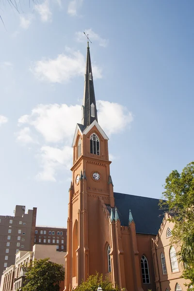 Rostfarbener Kirchturm am schönen Himmel — Stockfoto