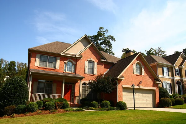 Mooi bakstenen huis met rode deur — Stockfoto