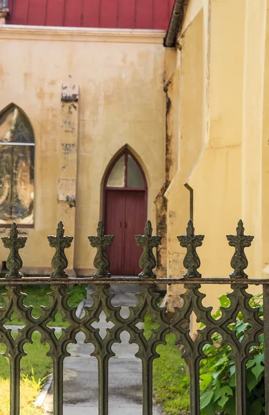 锻铁围栏前红教堂门口 — 图库照片