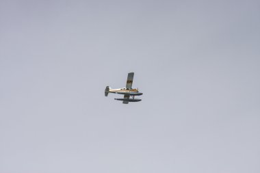 Sarı ve beyaz deniz mavi gökyüzü üzerinde