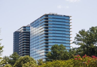 beyaz trim mavi ofis binaları