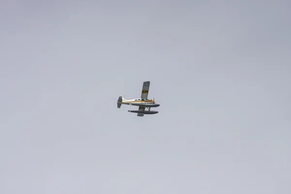 Seaplane amarillo y blanco en el cielo azul — Foto de Stock