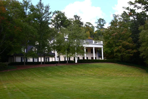 Belle maison blanche au-delà de la grande pelouse verte — Photo