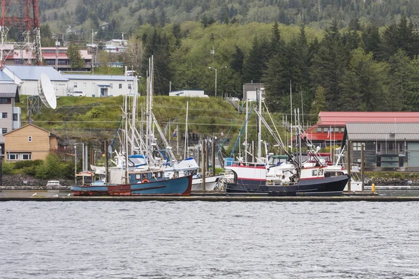Kleurrijke vissersboten in de haven van alaska — Stockfoto