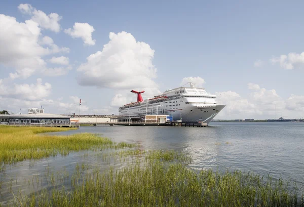 Cruise gemi sulak alanlar arasında kıyı carolina — Stok fotoğraf