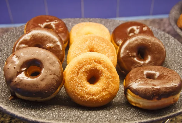 Donuts cubiertos y glaseados de chocolate — Foto de Stock