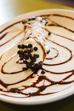 Klasik cannoli çikolata sos ile