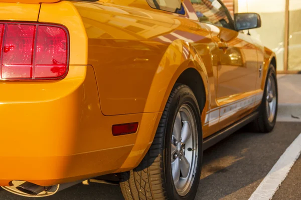 Orangefarbener Sportwagen aus dem Winkel — Stockfoto