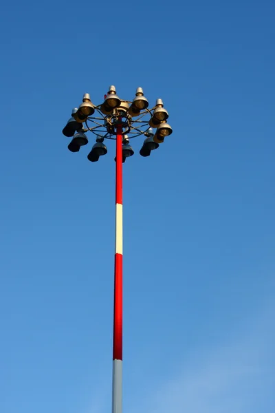 Roter und weißer Lichtmast unter blauem Himmel — Stockfoto